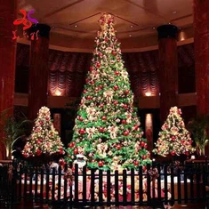 Гігантська штучна новорічна ялинка з підсвічуванням